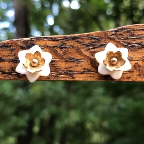 Vintage Floral Stud Earrings - Picture 4 of 6